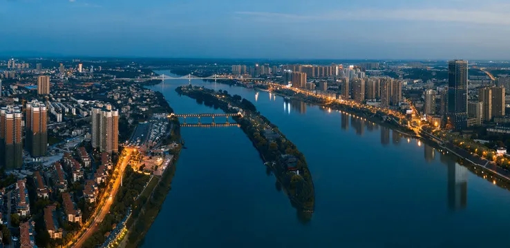 自帶區(qū)域地標(biāo)商業(yè)，改善品質(zhì)5字頭撿漏國(guó)企低密大盤(pán)！